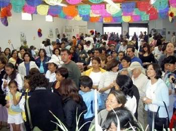 A crowd gathers to celebrate the third anniversary of Chapingo’s local organic market in November, 2006. The celebration included food, drink, music, dance, and the raffling of baskets filled with organic goods