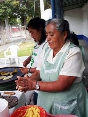 Doña Braulia (who has been involved with the market since it began) prepares tlacoyos with local organic corn and beans for hungry customers in Chapingo