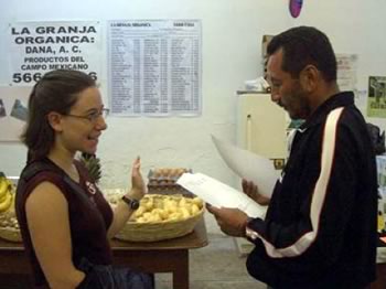 Erin Nelson, one of the authors, and Fidel Mejia, the Coordinator of the Chapingo Market checking registration forms