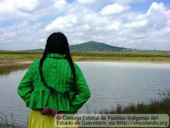 Mujer indígena mirando al horizonte