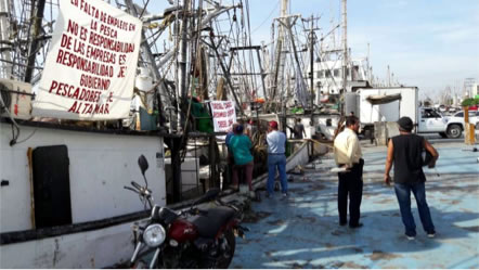 Protesta por parte de patrones de barcos, tripulación y trabajadoras de las congeladoras. Recuperado de: Periódico rio doce